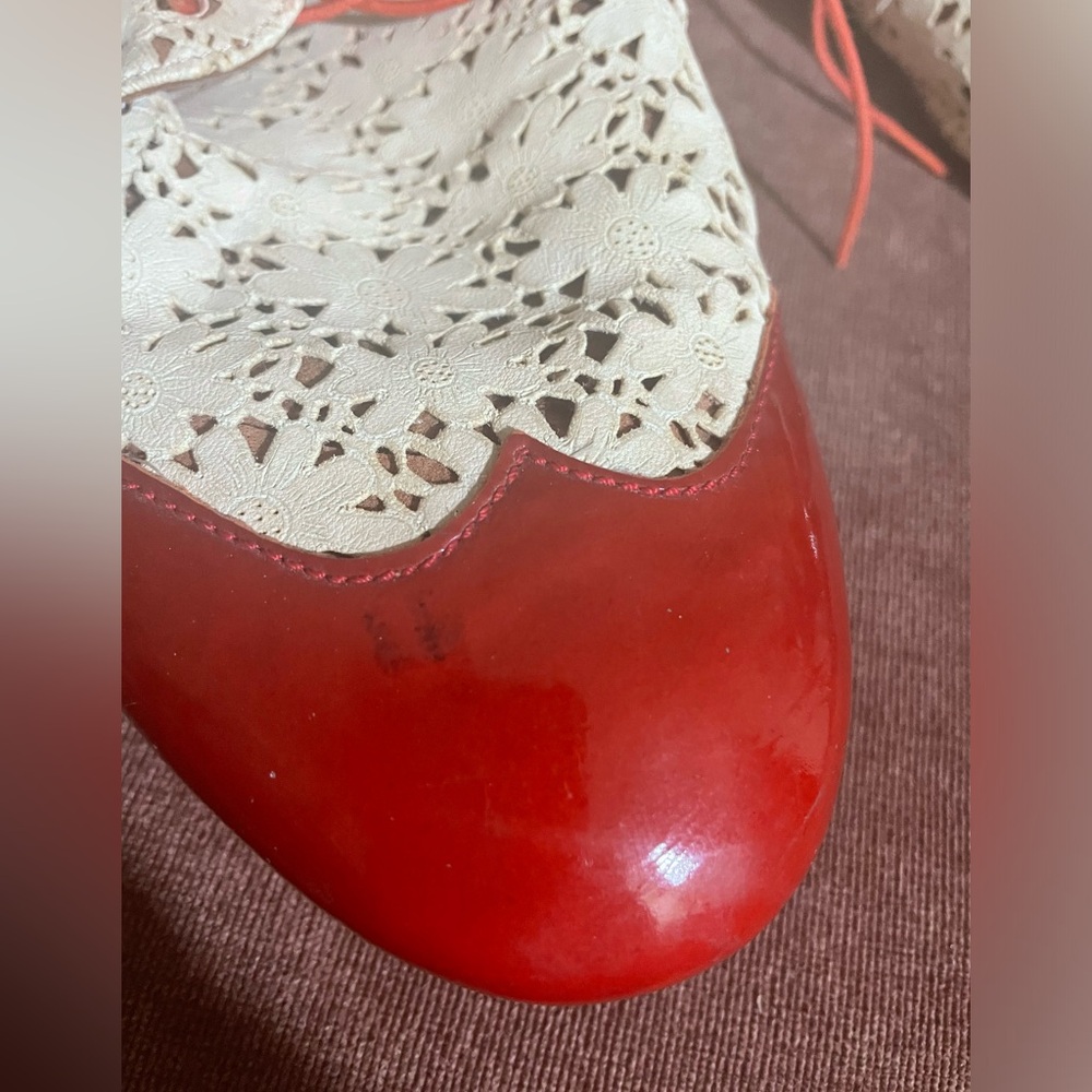 Latitude Femme Patent Leather and Laser Cut Leather Lace Up Flats - Picture 2 of 10